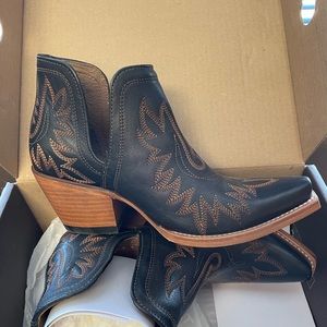 Black Ariat Dixon western booties Size 6.5